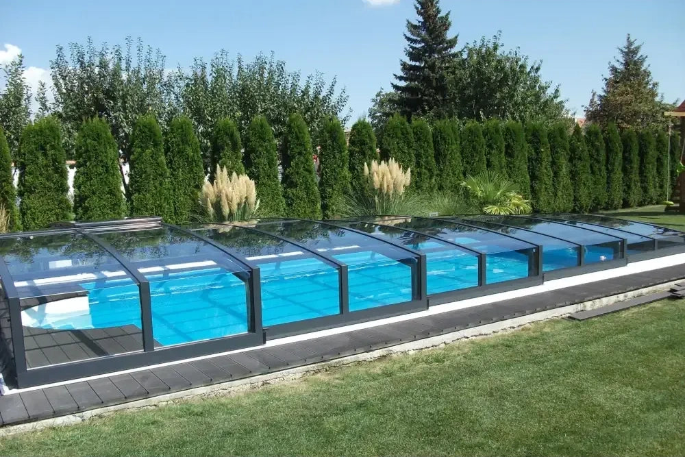 Special-pooltag – antracitprofiler i RAL7016, klare paneler, sort ramme, blåt vand Special-pooltag – antracitprofiler i RAL7016, klare paneler, sort ramme, blåt vand
